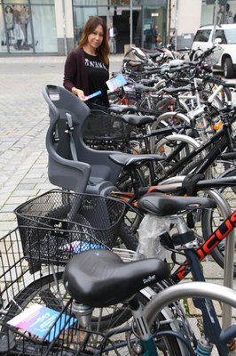 Flyer mit Informationen zum Fahrradklimatest liegen im Rathaus aus und wurden auch an Radfahrer bzw. geparkte Fahrräder verteilt.