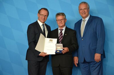 Bildtext: Innenminister Joachim Herrmann (rechts) überreichte Florian Weiß die Ehrenmedaille für besondere Verdienste um den Sport in Bayern; BLSV-Präsident Jörg Ammon (links) gratulierte. Foto: Bruckmeier