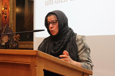 Hamideh Mohagheghi bei ihrem Vortrag im Rathaus Pfaffenhofen