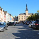 Die Nachfrage nach Parkplätzen auf dem Hauptplatz ist groß.