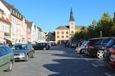 Die Nachfrage nach Parkplätzen auf dem Hauptplatz ist groß.