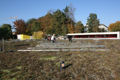 Auf dem Dach des Kinderhorts Don Bosco wird derzeit eine PV-Anlage installiert.