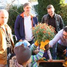 Kindergartenleiterin Susanne Huber nahm zusammen mit Daniel Riegel von der Stadt Pfaffenhofen (rechts) die Spende von Csaba Kis (Mitte) entgegen. Erzieher Mirko Gehrke (links) und die Kinder begannen sofort zu gärtnern.