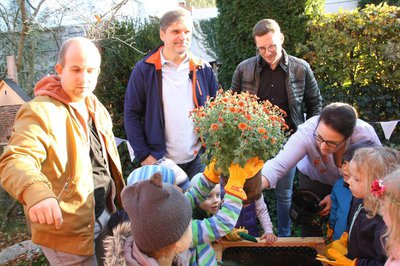 Kindergartenleiterin Susanne Huber nahm zusammen mit Daniel Riegel von der Stadt Pfaffenhofen (rechts) die Spende von Csaba Kis (Mitte) entgegen. Erzieher Mirko Gehrke (links) und die Kinder begannen sofort zu gärtnern.