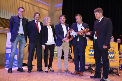 Bei der Schlüsselübergabe (von links): Planer Wolfgang Eichenseher, Konrektor Tobias Dittrich, Konrektorin Martina Rist-Aichner, Bürgermeister Thomas Herker, Architekt Thomas Baron, Schulleiter Reinhard Bachmaier.