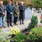 Das so genannte „Polen- und Russengrab“ auf dem städtischen Friedhof besuchten (von links) Friedhofsleiter Herbert Breuer, Zweiter Bürgermeister Albert Gürtner, Konsul Marcin Krol und Stadtrat Reinhard Haiplik.