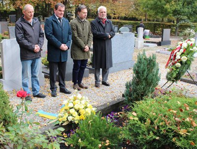 Das so genannte „Polen- und Russengrab“ auf dem städtischen Friedhof besuchten (von links) Friedhofsleiter Herbert Breuer, Zweiter Bürgermeister Albert Gürtner, Konsul Marcin Krol und Stadtrat Reinhard Haiplik.