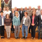 Ehrung der Dienstjubilare im Pfaffenhofener Rathaus  (vorne von links): Claudia Seitz, Angela Gressierer, Judith Kau, Jutta Grübl-Rist, Sonja Meier, Bürgermeister Thomas Herker und (hinten von links) Johann Sondermeier, Harald Grünwald, Birgit Mayr, Jose