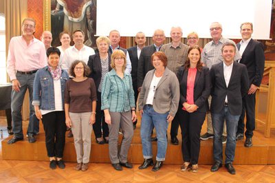 Ehrung der Dienstjubilare im Pfaffenhofener Rathaus  (vorne von links): Claudia Seitz, Angela Gressierer, Judith Kau, Jutta Grübl-Rist, Sonja Meier, Bürgermeister Thomas Herker und (hinten von links) Johann Sondermeier, Harald Grünwald, Birgit Mayr, Jose