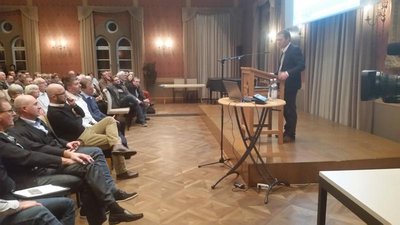 Bürgermeister Thomas Herker bei seinem Vortrag bei der Bürgerversammlung 2017