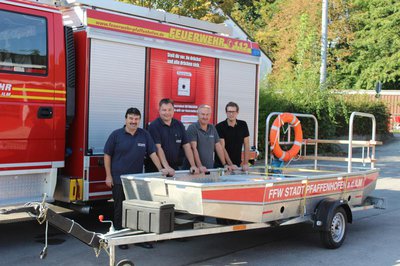 Neue und alte Boots-Besitzer: Karl-Heinz Denk (1. Vorstand Feuerwehr Pfaffenhofen), Roland Seemüller (1. Kommandant Feuerwehr Pfaffenhofen), Stefan Maier (Leiter Objektbetreuung Stadtwerke Pfaffenhofen), Dr. Sebastian Brandmayr (Technischer Leiter Stadtw