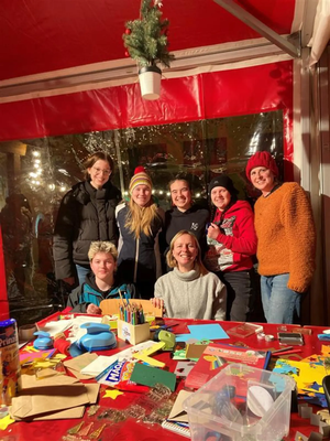 Bastelaktion im Bastelzelt