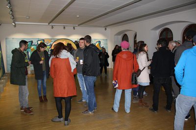 Die Vernissage zur Ausstellung „Who CAREs“ war gut besucht.