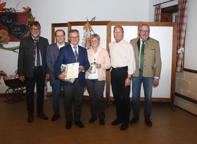 Landrat Martin Wolf (links), sein Stellvertreter Josef Finkenzeller (rechts), Pfaffenhofens dritter Bürgermeister Roland Dörfler (2.v.r.) und stellvertretender BLSV-Kreisvorsitzender Harald Bruckmeier (2.v.l.) gratulierten Florian Weiß, hier an der Seite