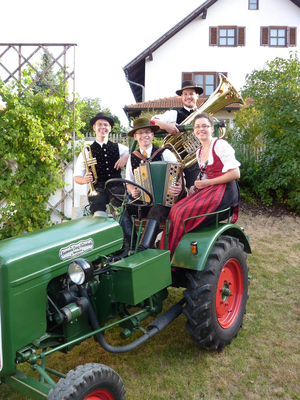 Auftakt-Volkstanz zum Jubiläumsjahr mit der Hopfa-Moos-Musi