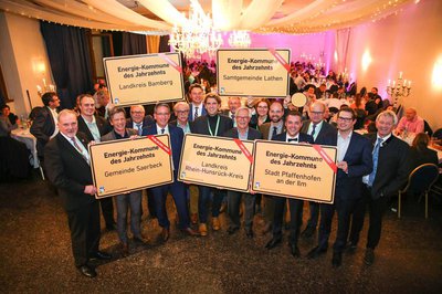 Preisverleihung in Kassel mit den Vertretern der fünf nominierten Kommunen. Aus Pfaffenhofen waren Bürgermeister Thomas Herker, Energiereferent Andreas Herschmann und Sebastian Brandmayr von den Stadtwerken dabei.