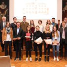 Die Oberstufenschüler des Schyren-Gymnasiums freuten sich über den Preis für ihre Seminararbeit.