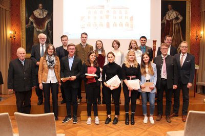 Die Oberstufenschüler des Schyren-Gymnasiums freuten sich über den Preis für ihre Seminararbeit.