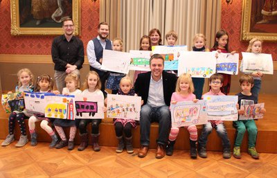 Hinten von links: Daniel Riegel und Thomas Labich (Stadtverwaltung), Emma Jung, Maria Fischer, Amtsleiterin Kathrin Maier, Laurenz Klotz, Saima Rosenkranz, Elena Lozano-Schratt, Marlene Kinast. Vorne von links: Victoria Liedel, Ayse Mehmed, Annika Fuchs,