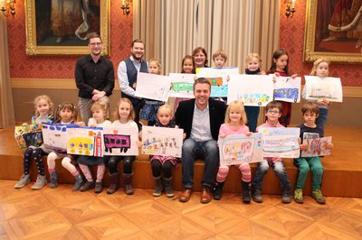 Hinten von links: Daniel Riegel und Thomas Labich (Stadtverwaltung), Emma Jung, Maria Fischer, Amtsleiterin Kathrin Maier, Laurenz Klotz, Saima Rosenkranz, Elena Lozano-Schratt, Marlene Kinast. Vorne von links: Victoria Liedel, Ayse Mehmed, Annika Fuchs,