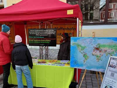 Infostand von „Pfaffenhofen ist bunt“: 100% Menschenwürde. Zusammen gegen Rassismus und Rechtsextremismus