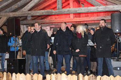 Der Zweite Bürgermeister Albert Gürtner eröffnete zusammen mit Organisator Philipp Schleef, Volksfestkönigin Natalie Maier und Stadtrat Richard Fischer den Christkindlmarkt. (von links)