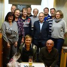 Die diesjährige Kegelmeisterschaft der Kolpingsfamilie Pfaffenhofen hat bei den Damen Hermine Heindl (nicht auf dem Foto) mit 53 Holz und bei den Herren Lorenz Kaindl (stehend, vierter von rechts) mit 71 Holz gewonnen.
Foto Treffer