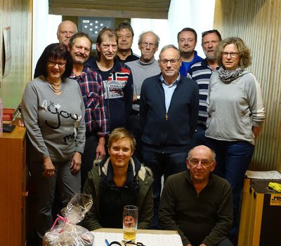 Die diesjährige Kegelmeisterschaft der Kolpingsfamilie Pfaffenhofen hat bei den Damen Hermine Heindl (nicht auf dem Foto) mit 53 Holz und bei den Herren Lorenz Kaindl (stehend, vierter von rechts) mit 71 Holz gewonnen.
Foto Treffer