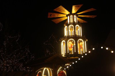 Die Glühwein-Pyramide ist ein schöner Blickfang auf dem diesjährigen Christkindlmarkt.