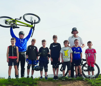Die Workshops des Dirtparks richten sich an Kinder und Jugendliche, die erste Erfahrungen im Dirtbikesport sammeln oder ihre Fahrtechnik gezielt verbessern möchten. 