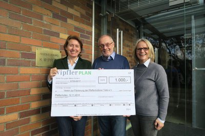 v.l.n.r.: Adelheid Buchard (WipflerPLAN), Erich Schlotter (Förderverein) und Petra Eidenberger (Tafelleitung)