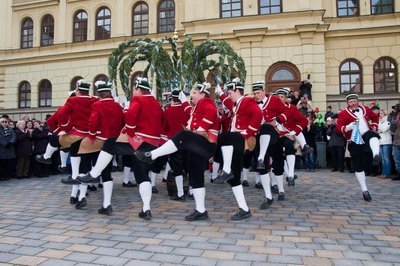 Die Schäffler tanzen die "große Krone"