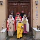 Bürgermeister Thomas Herker und Gemeindereferentin Jutta Rödler mit den Sternsingern Xaver, Sahra, Sofia und Anna vor dem Rathaus.