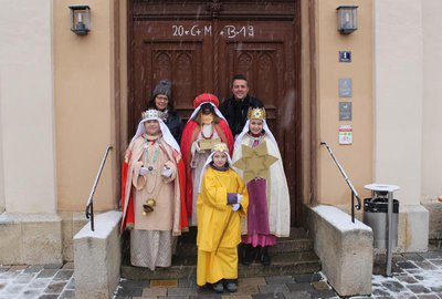 Bürgermeister Thomas Herker und Gemeindereferentin Jutta Rödler mit den Sternsingern Xaver, Sahra, Sofia und Anna vor dem Rathaus.