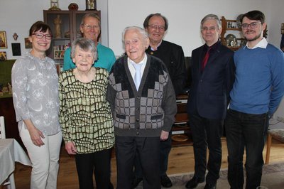 Ihre Eiserne Hochzeit feierten am Samstag Elisabeth und Gerhard Malecki. Dazu gratulierten (von links) Schwiegertochter Gabriele Malecki, Dritter Bürgermeister Roland Dörfler, Kreisrat Hans Prechter, Sohn Gerhard Malecki jun. und Enkel Christian Malecki.