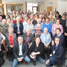 Die ehrenamtlichen Mitarbeiterinnen und Mitarbeiter des Seniorenbüros kamen auf Einladung der Stadt Pfaffenhofen zum Dankeschön-Frühstück im Bürgerzentrum Hofberg zusammen. Dabei stellten sie sich zusammen mit Bürgermeister Thomas Herker, Seniorenreferen