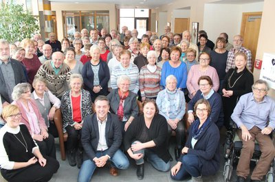 Die ehrenamtlichen Mitarbeiterinnen und Mitarbeiter des Seniorenbüros kamen auf Einladung der Stadt Pfaffenhofen zum Dankeschön-Frühstück im Bürgerzentrum Hofberg zusammen. Dabei stellten sie sich zusammen mit Bürgermeister Thomas Herker, Seniorenreferen