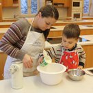 Mit viel Spaß beteiligten sich die Kinder am Kochen.