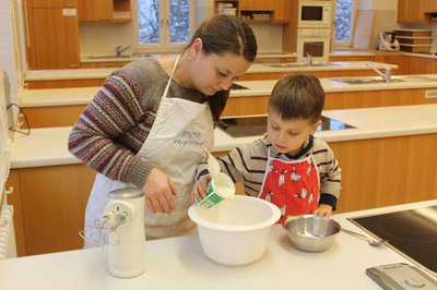 Mit viel Spaß beteiligten sich die Kinder am Kochen.