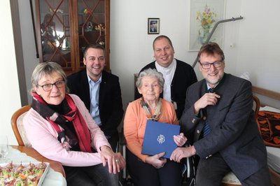 Die älteste Pfaffenhofenerin Paulina Andre mit ihrer Nichte Kornelia Jäger, Bürgermeister Thomas Herker, Stadtpfarrer Joachim Kunz und Landrat Martin Wolf (von links).