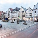 Neben dem Marienbrunnen sollen künftig Hochbeete und Sitzbänke stehen. Die dritte Rundbank soll an der Stelle des blauen Zeltes stehen.