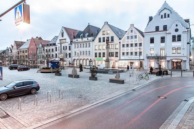 Neben dem Marienbrunnen sollen künftig Hochbeete und Sitzbänke stehen. Die dritte Rundbank soll an der Stelle des blauen Zeltes stehen.