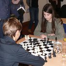 Die beiden Fünfzehnjährigen Hannah und Carli spielen schon seit etlichen Jahren Schach und gewinnen auch durchaus gegen »alte Hasen«.