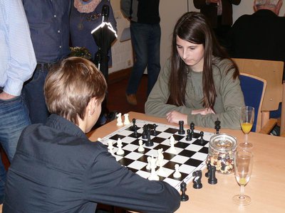 Die beiden Fünfzehnjährigen Hannah und Carli spielen schon seit etlichen Jahren Schach und gewinnen auch durchaus gegen »alte Hasen«.