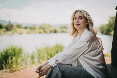 Lesebühne 2026: Booktalk mit Coffe & Cake, Maren Vivien Haase - How to Aatch a (fake) Cowboy (Moderation Theresa Haubs @booklove128)