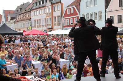 Bei den Kultursommer-open-air-Konzerten auf dem Hauptplatz ist immer viel los (hier Konzert "Blues Brothers Band Project" 2017).
