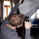 Maximilian Klampfl in Aktion. Im Fotoworkshop zeigt er den richtigen Umgang mit Bildausschnitt, Licht, Perspektive und Bildbearbeitung am Beispiel Portraitfotografie.