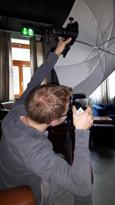 Maximilian Klampfl in Aktion. Im Fotoworkshop zeigt er den richtigen Umgang mit Bildausschnitt, Licht, Perspektive und Bildbearbeitung am Beispiel Portraitfotografie.