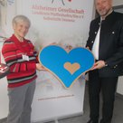 Frau Martina Bürkner, 2.Vorsitzende der Alzheimer Gesellschaft Landkreis  Pfaffenhofen e.V. und             Herr Jorge Grabmaier bei der Spendenübergabe