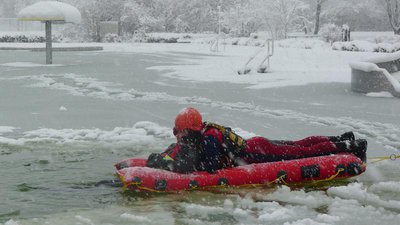 Retten mit dem Eisrettungsschlitten